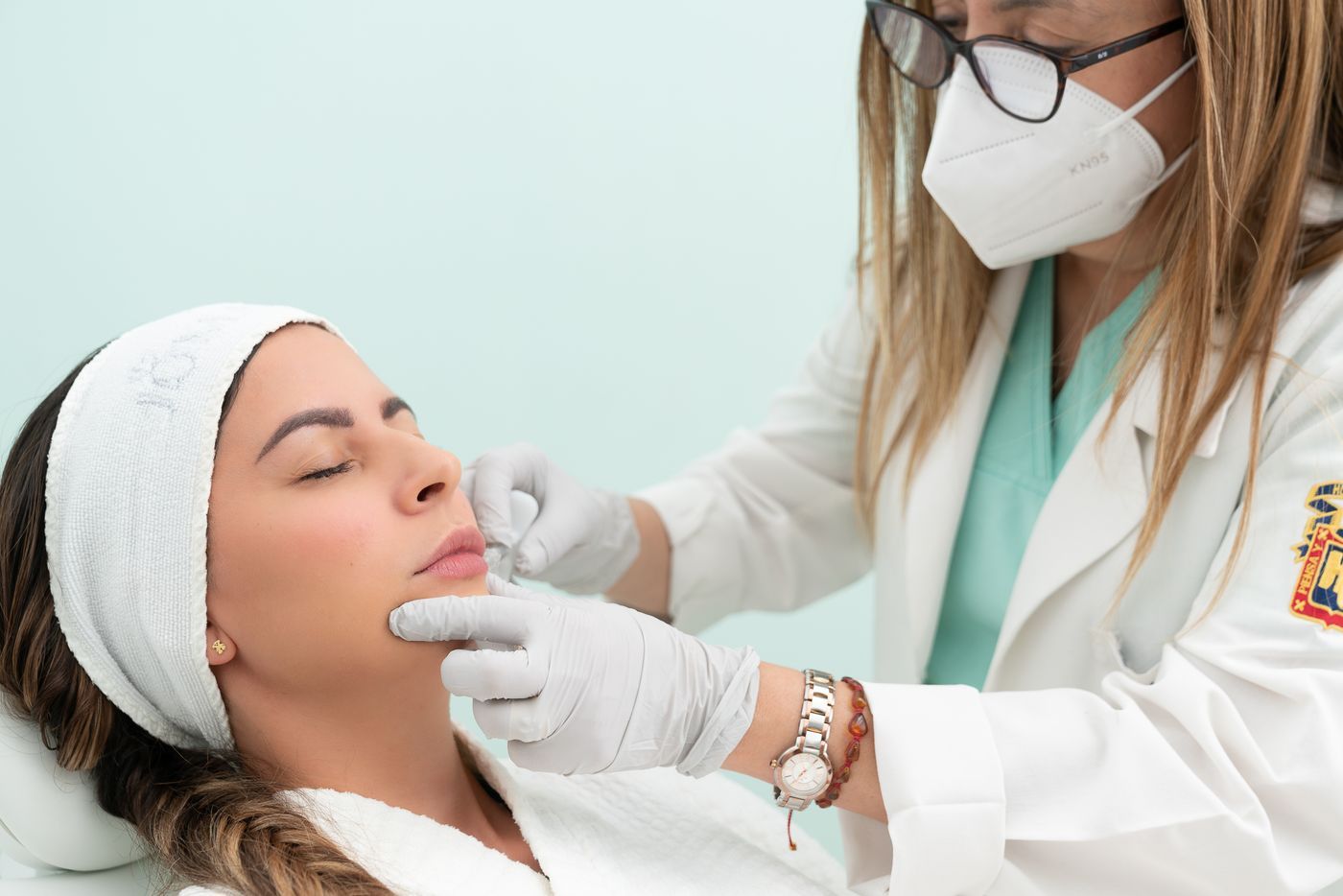 Especialista atendiendo a una paciente en un tratamiento facial
